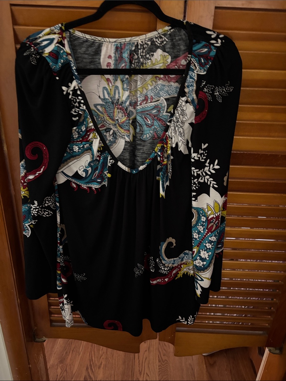 Women's Black Paisley Print V-Neck Long Sleeve Top